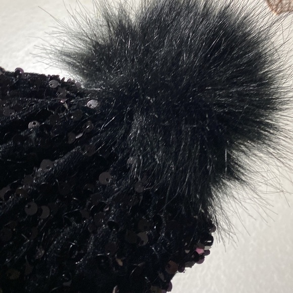 Justice " Don't let anyone put a label on you"
Sequin Beanie black fur Pompom - Picture 6 of 12